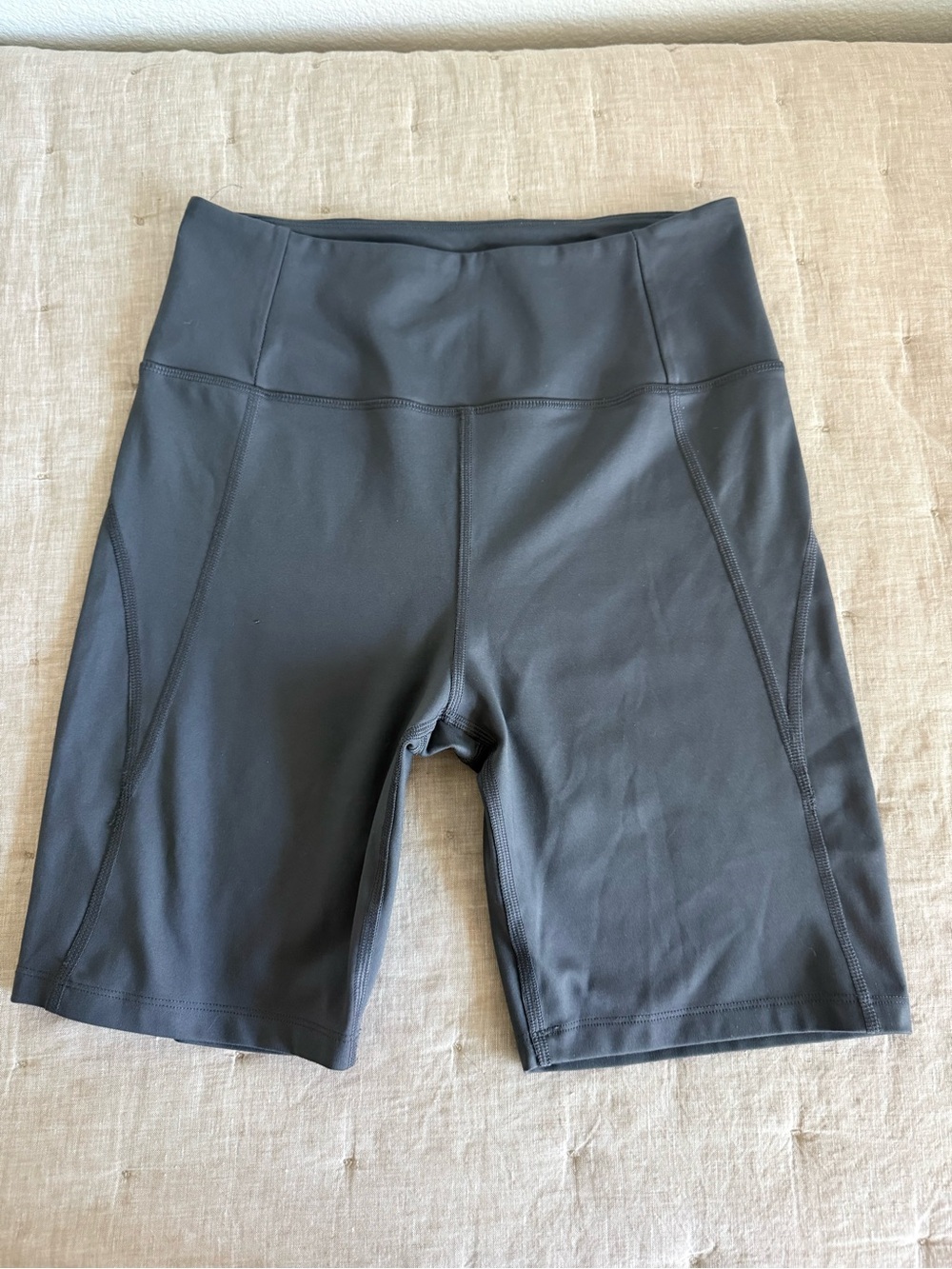 Girlfriend Collective 8" Biker Short Size Large in Gray